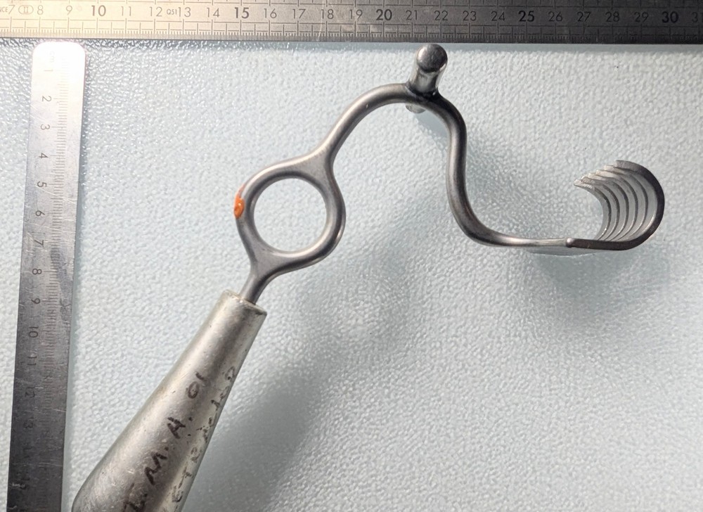 Curved Sternal Retractor