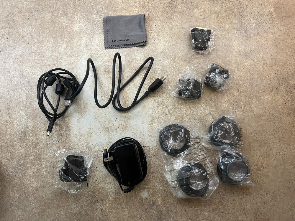 Oculus Development Kit DK Virtual Reality Headset with Case