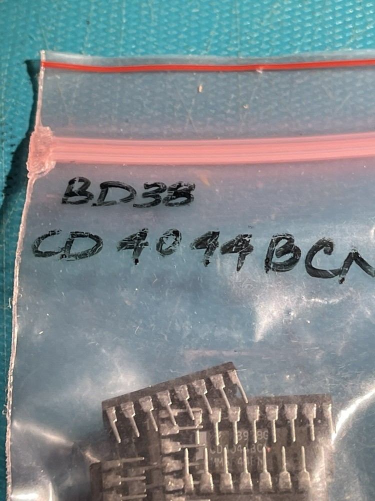 CD4044BCN IC (8 Pcs) National Semiconductor