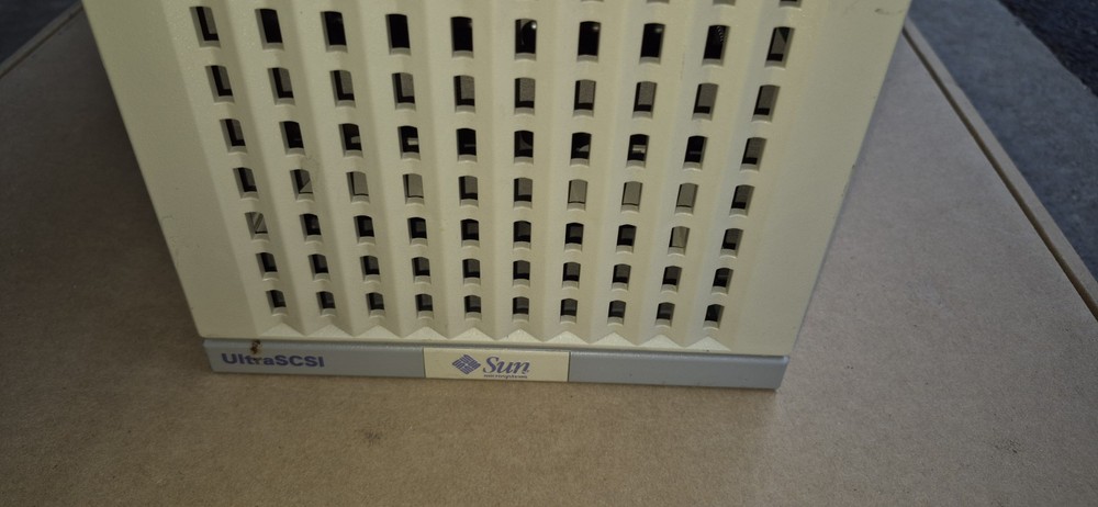 Sun Microsystems 599-2234 12-Bay SCSI Drive Enclosure, Powers on , As Is
