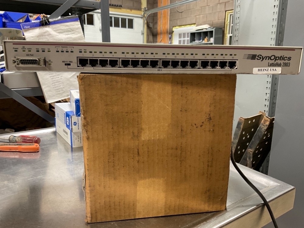 SYN OPTICS Lattis Hub 2803  Network Hub 16  USED