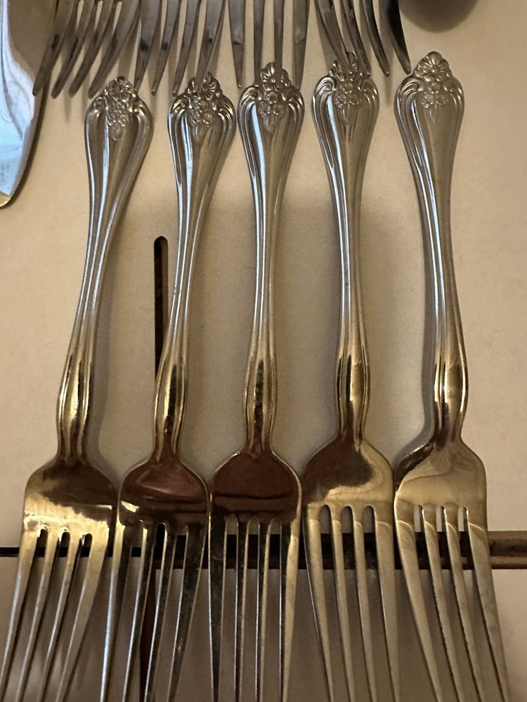 15 piece Oneida Stainless Flatware - BOUTONNIERE