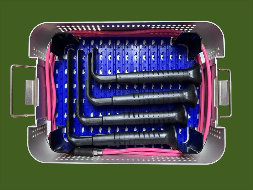 Invuity Eikon™ LT Illuminated Retractor System