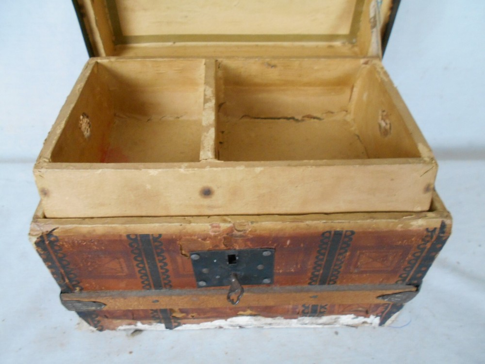 ANTIQUE VICTORIAN CHILD'S DOLL TRUNK