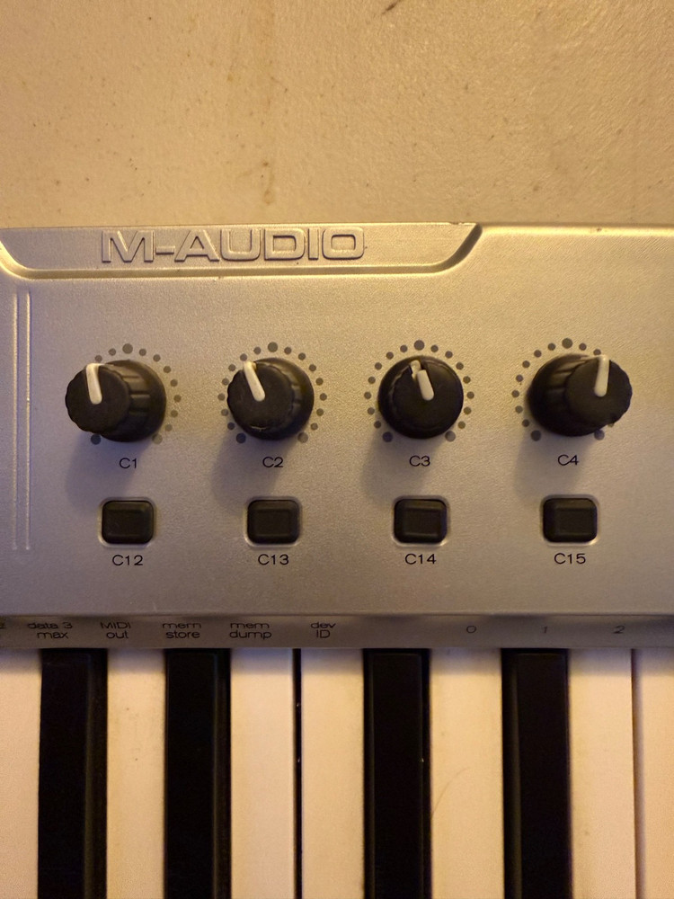 M-Audio O2 Keyboard USB MIDI Controller - Power Up Tested, No USB Cable