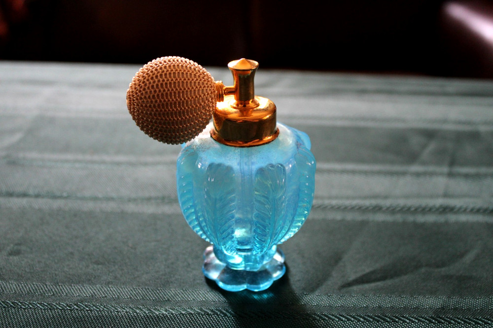 BEAUTIFUL DEVILBISS BLUE FEATHER PERFUME ATOMIZER EX COND BULB WORKS VINTAGE