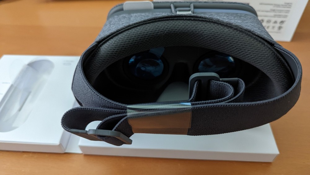 Google Daydream View VR Headset