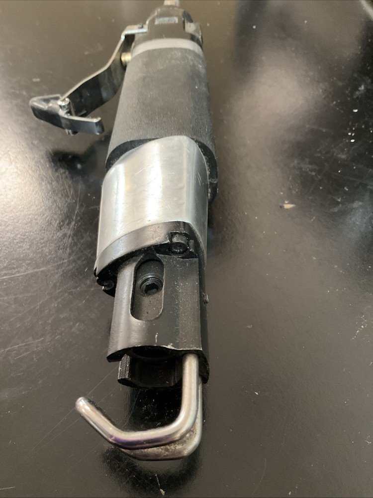 PNEUMATIC SCREWDRIVER