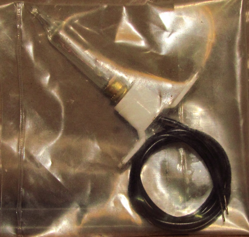 BUILDING & STRUCTURE LIGHT IHC #4397 NEW 1 IN PACKAGE 14 VOLT BULBS, BASE & WIRE