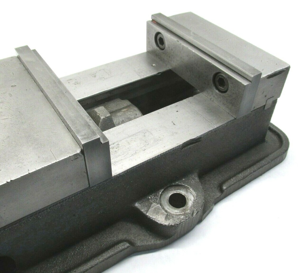 KURT ANGLOCK 6" MILLING MACHINE VISE w/ JAWS - #D60