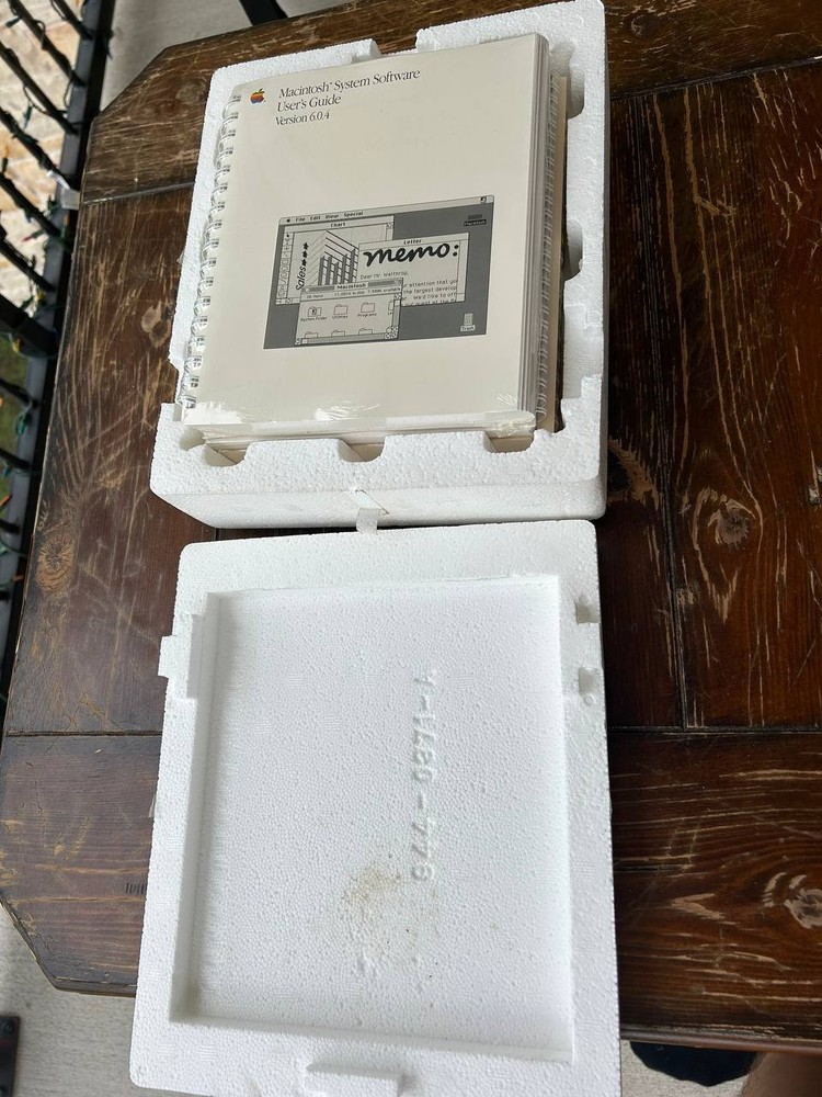 Apple Macintosh System Software Version 6.0.4 HyperCard. Program disks Use Guide