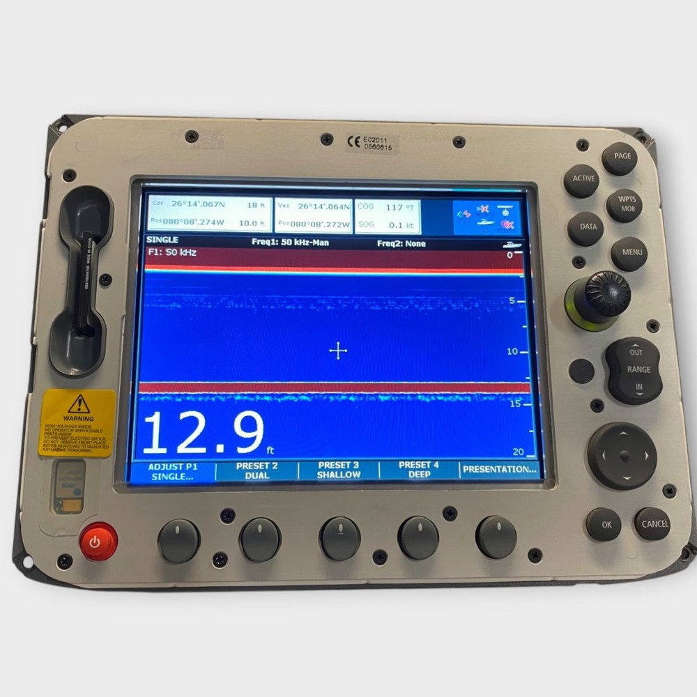 Raymarine E80 Classic Display E02011 w/ Bezel & Sun Cover-Great Condition