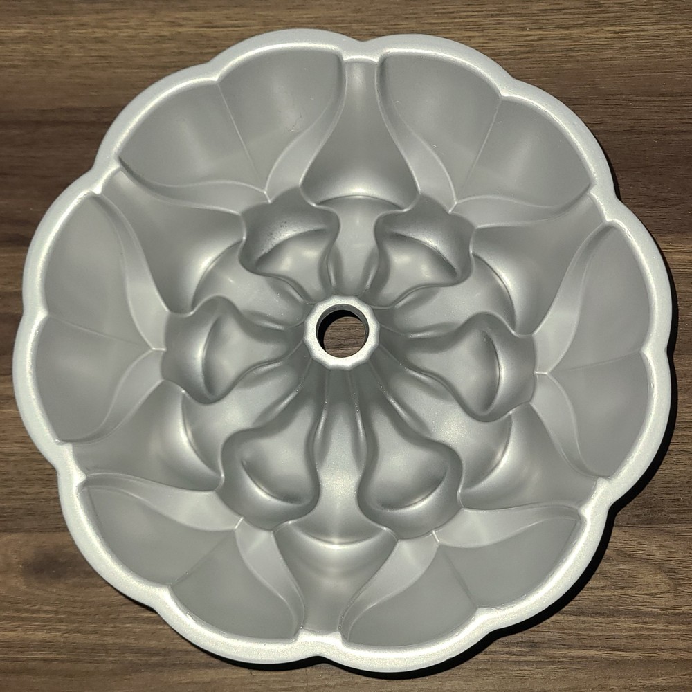 Nordic Ware Magnolia Bundt Pan EUC