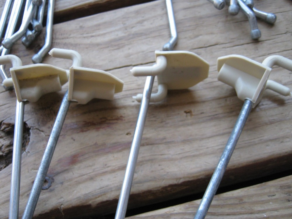 NOT COMPLETE 86 pcs ( 7 pcs plastic ONLY ) Fastback Hooks ?? Peg Board Hooks