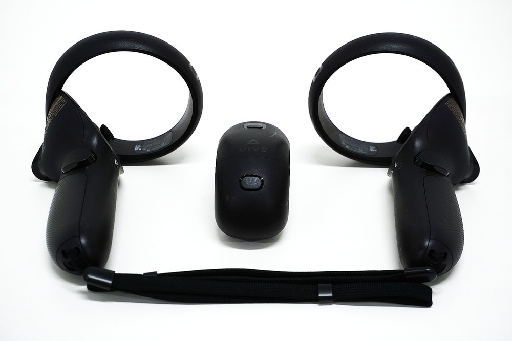 HTC VIVE Bundle: 2 Controllers +Wrist Tracker | Focus 3 & XR Elite/No Power Cord