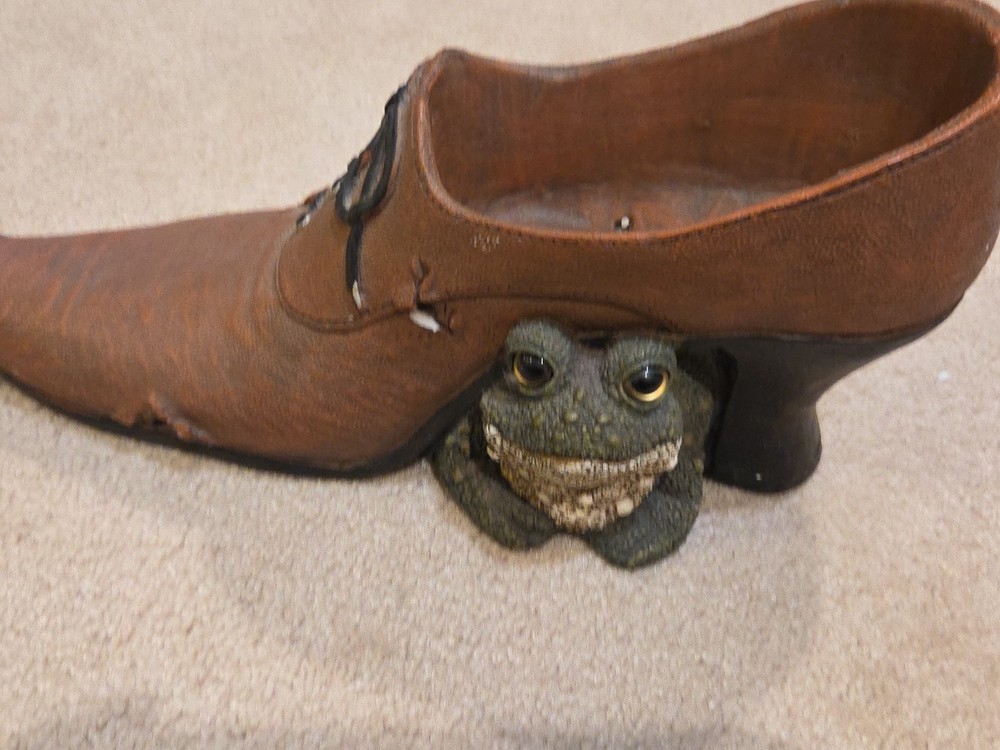 VINTAGE TOAD HOLLOW RESIN SHOE PLANTER