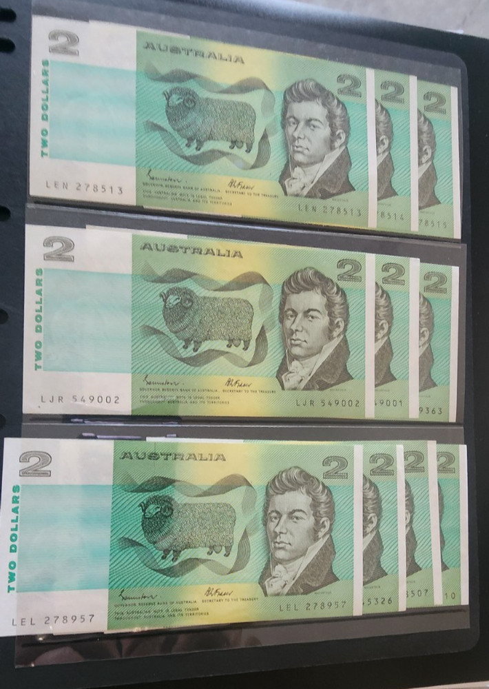 AUSTRALIAN TWO DOLLAR NOTES (10 PIECES) UNC, 2 AND 3 CONSECUTIVE SERIAL NUMBERS