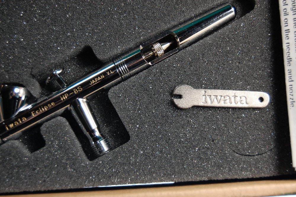 Iwata HP-BS Eclipse Airbrush - Small Gravity Feed + Air Hose - Silver