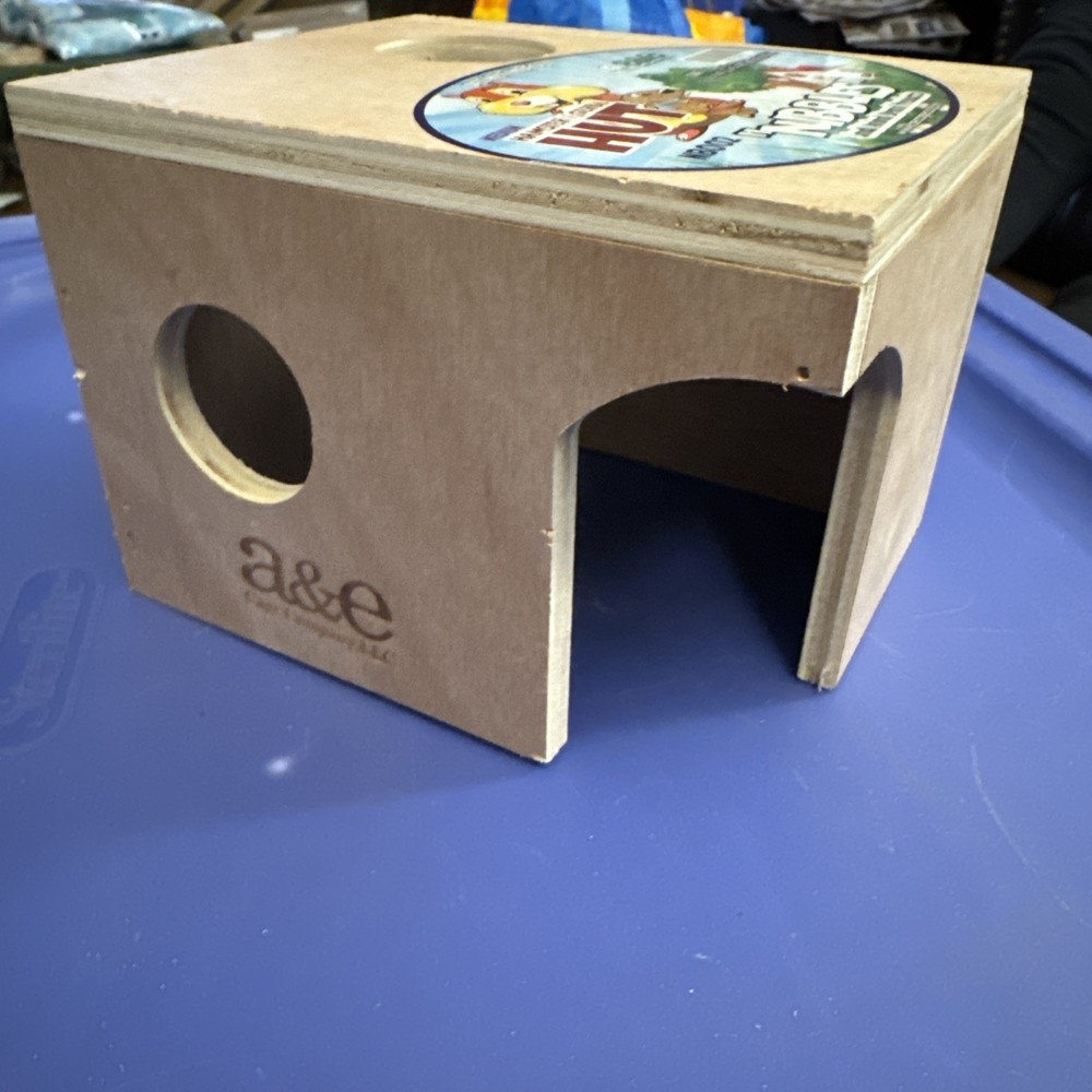 A&E Nibbles Pet Hut Hideout size medium new
