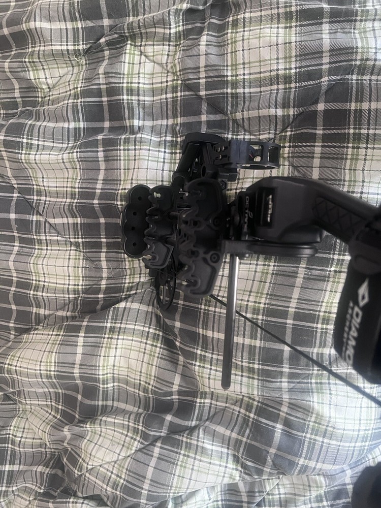 Diamond Archery A13799 Edge 320 Right Hand Bow Package - Black