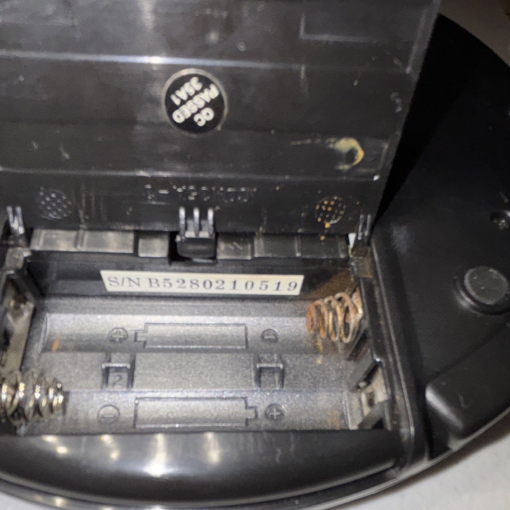 Durabrand CD-566 Programmable CD Player Silver/Black LCD Display Repeat