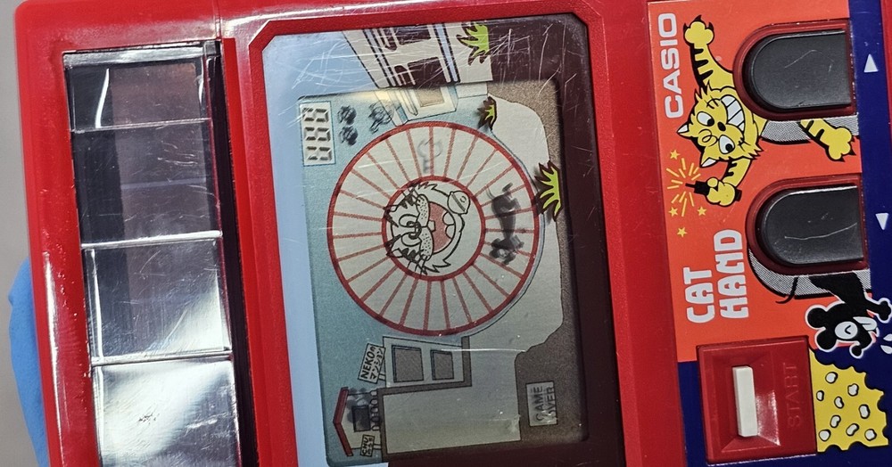 Casio Solar Cat Hunt CG-32 LCD Laptop