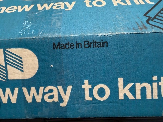 BOND Knitting machine with patterns, instructions, and accessories