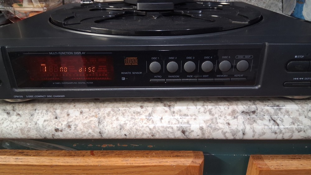 Sanyo 5-Disc CD Changer (a carousel style CD player) With Crack Plastic- works!