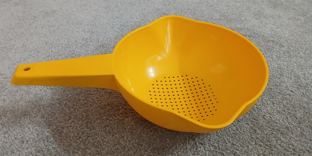 Tupperware 7" Yellow 1 Quart Strainer Colander With Handle #1200 EUC