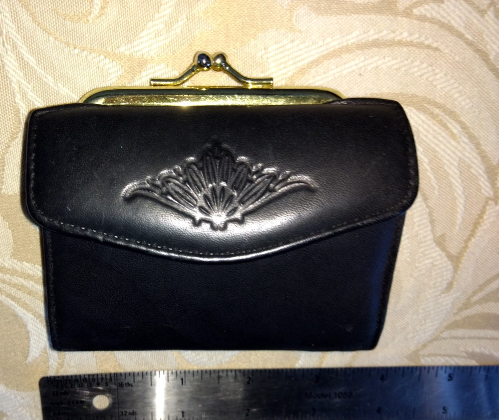 WOMANS BLACK LEATHER  FOLDING WALLET