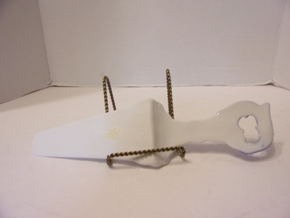 FLOW BLUE CAKE LIFTER