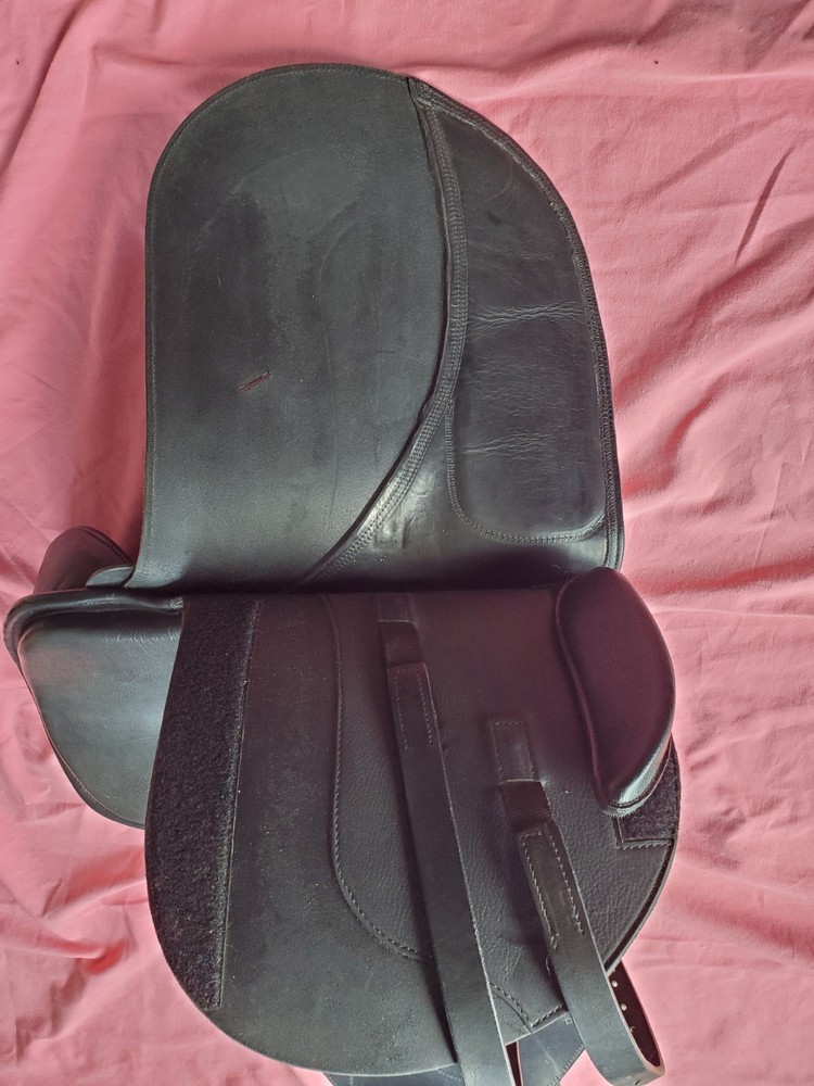 Ansur Classic Treeless Saddle Black Leather 17"