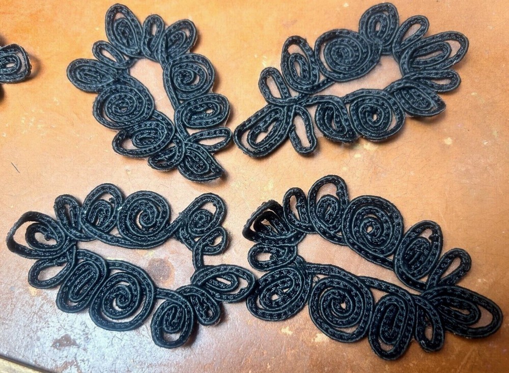 applique soutache pear shape 2 3/8X4" black 1pc