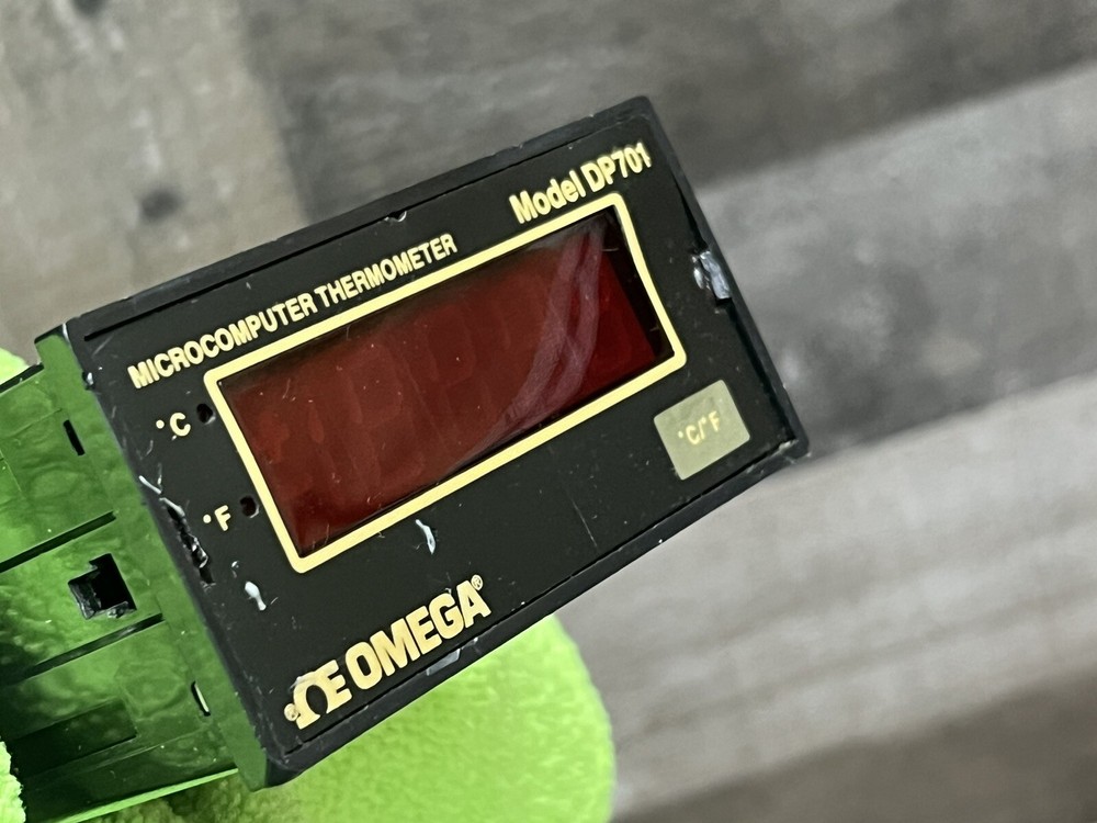 Omega DP701 Microcomputer digital Thermometer pre-owned