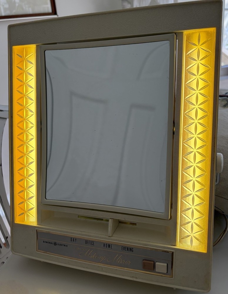 1978 GE General Electric Lighted, 2 Side, 4 Setting Makeup Mirror B21M-1 Works!
