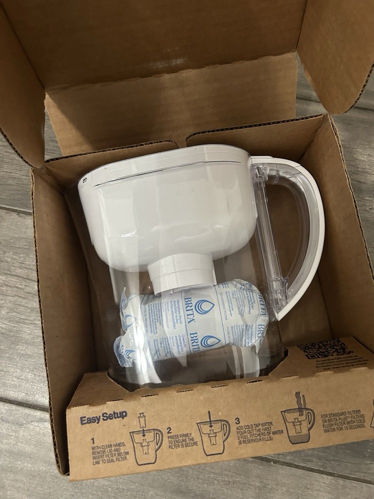 Brita Metro 6-Cup Water Filter Pitcher with SmartLight Filter Indicator - White