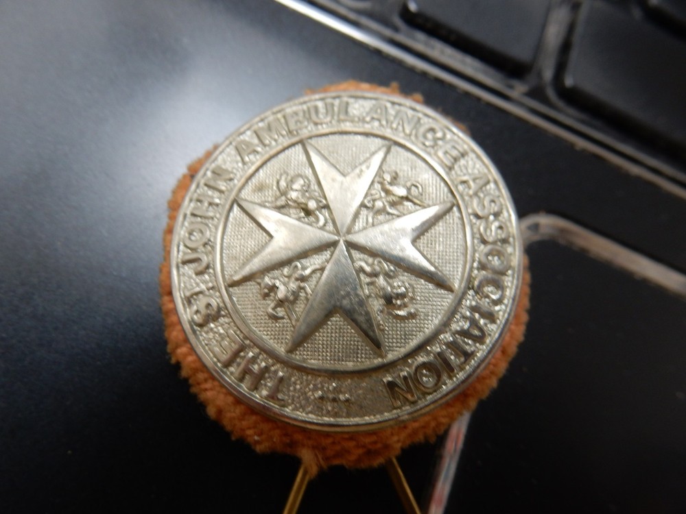 ST JOHNS AMBULANCE OLD CAP BADGE ART DECO ERA