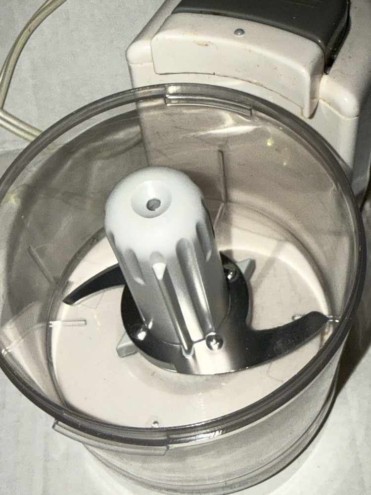 Black & Decker Handy Chopper Plus Model HC3000 Type 1 White