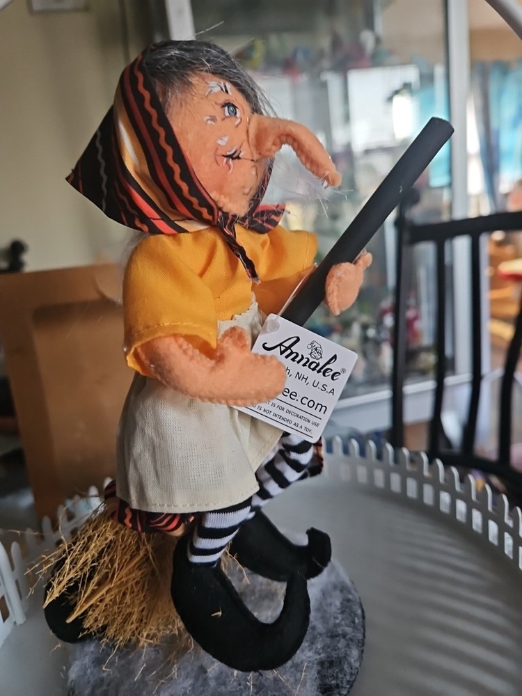 Annalee Halloween 9" flying witch Figurine MAX7297