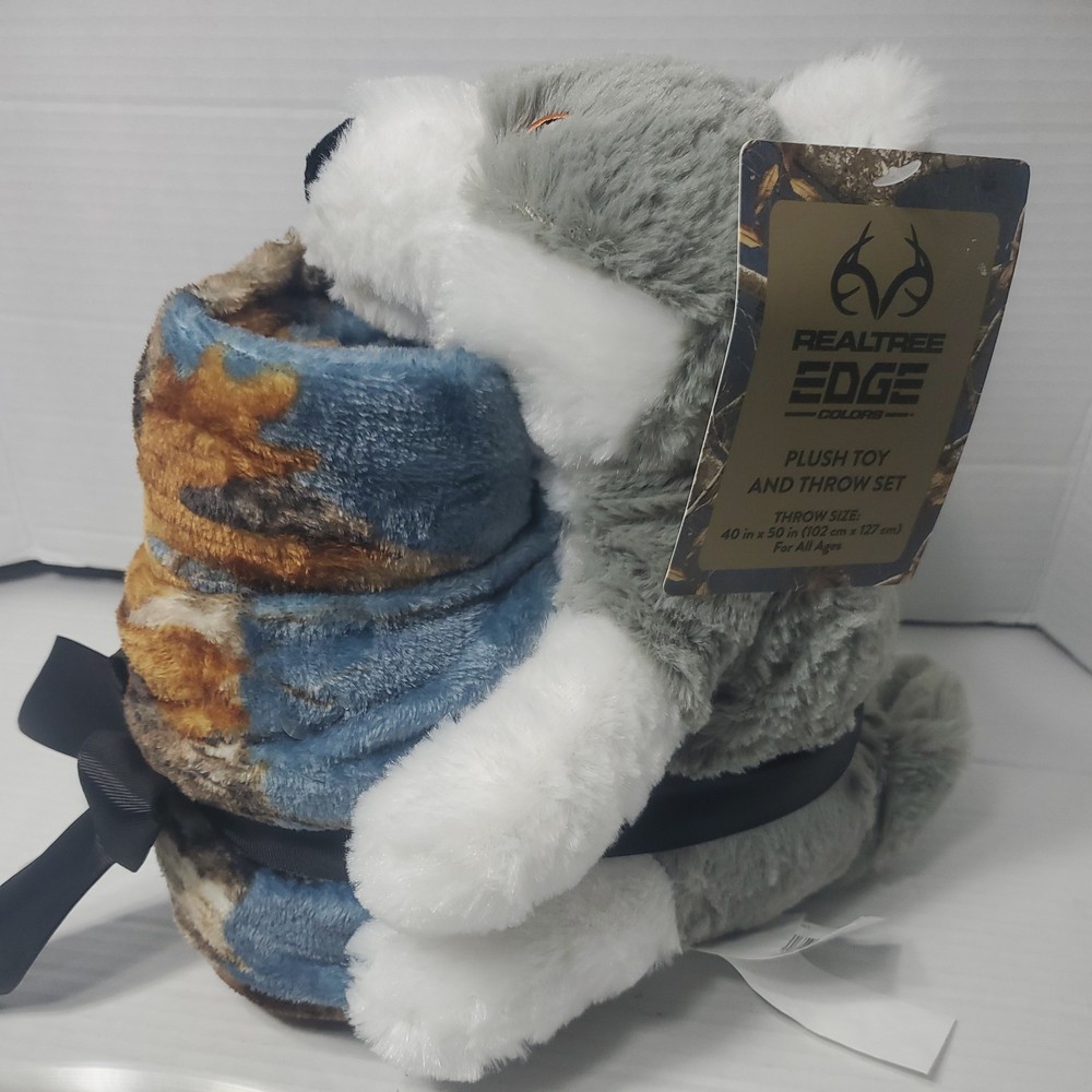 Realtree Edge Plush wolf & Camouflage Throw Set