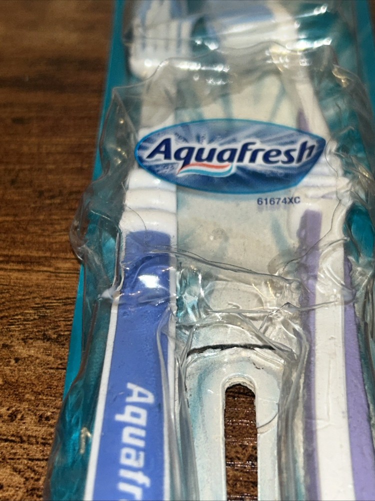 Aquafresh Medium #32 Toothbrushes 2-Pack Sealed 61674XD - Slight Pkg Damage