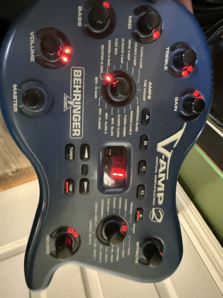 Behringer V-AMP 2 Virtual Guitar Amplifier Effects Processor w/ Footswitch & Bag