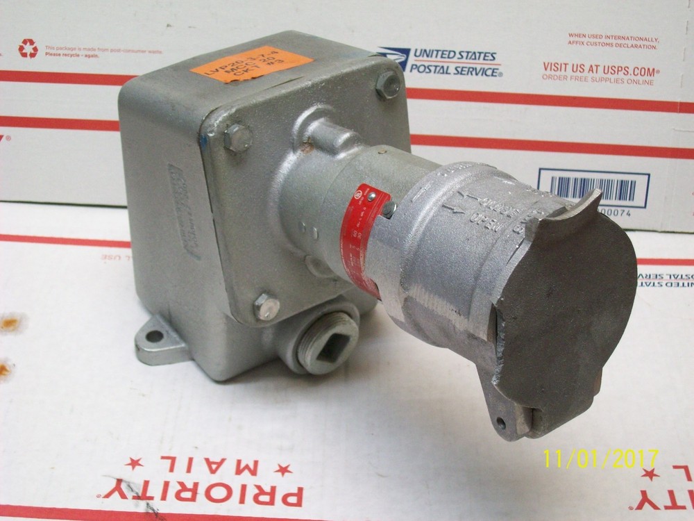 CROUSE HINDS CESD4234 RECEPTACLE (broken tab)