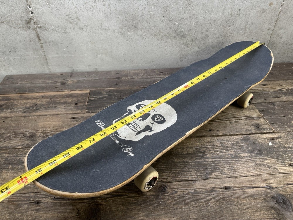 Skateboard With Indepenent Trucks