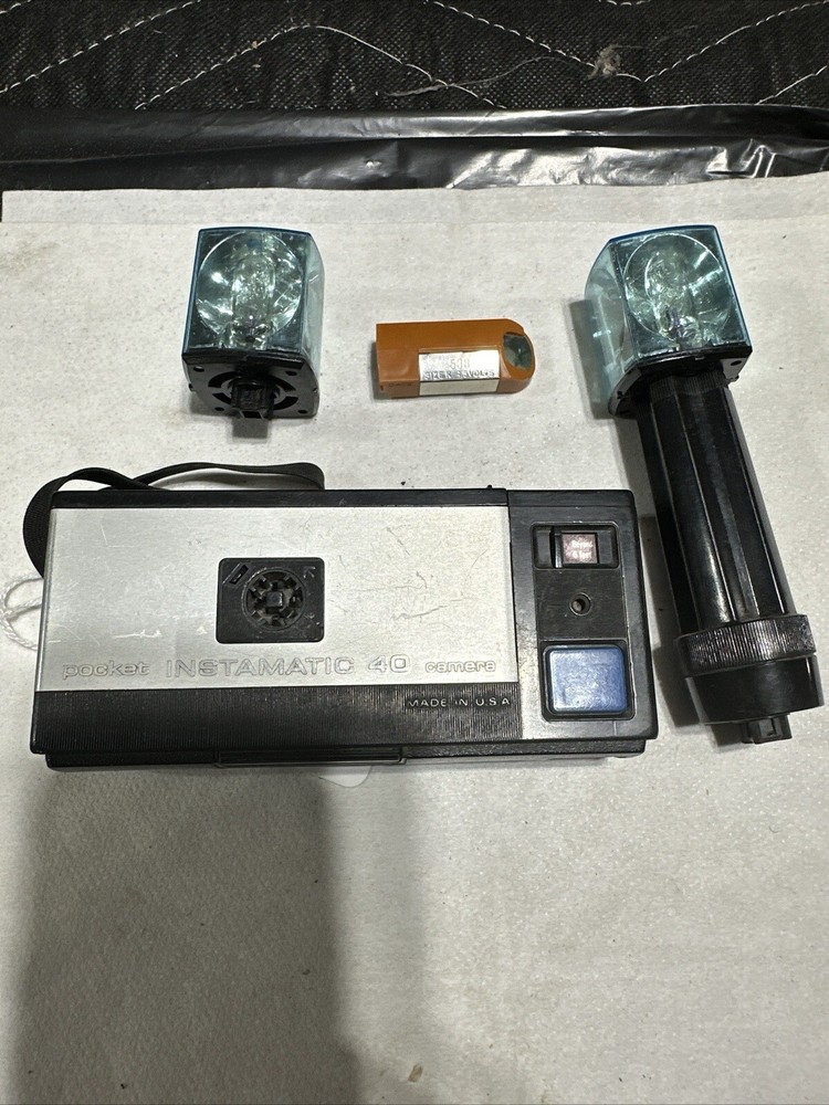 Several Vintage Cameras And Flash Bulbs, Read Full Description