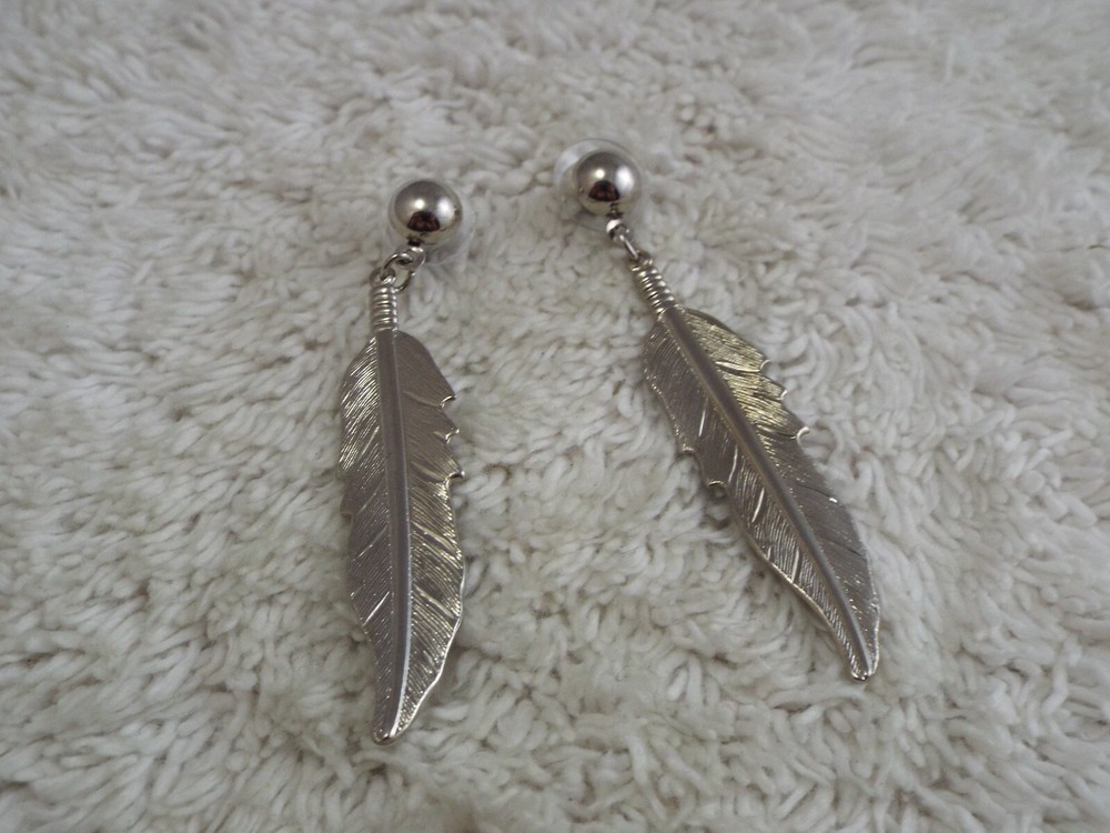 Silvertone Feather Pierced Earrings (B49)