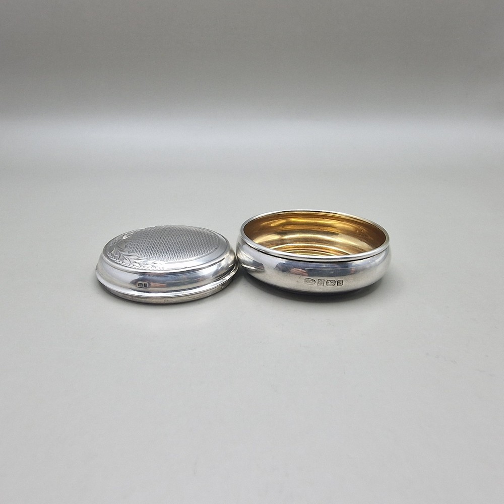 Superb Solid Sterling Silver Snuff/Pill Box by W I Broadway & Co Birmingham 1996
