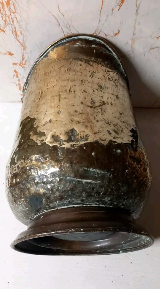 Antigue Large Brass/copper Coal Scuttle Hammered With Swing Handle Circa 1900s.