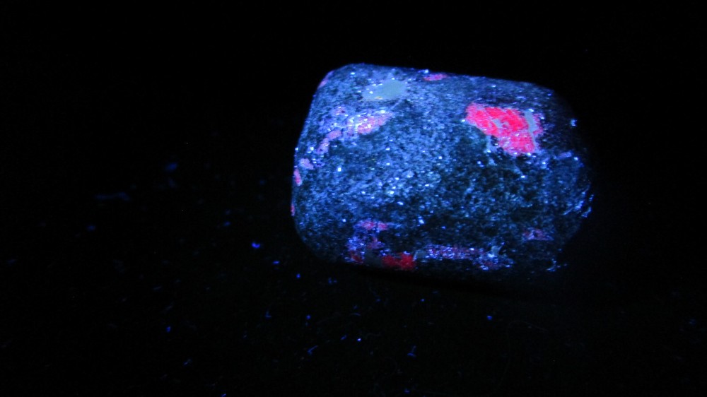 Natural Longwave Fluorescent Mineral Rock Ruby O76