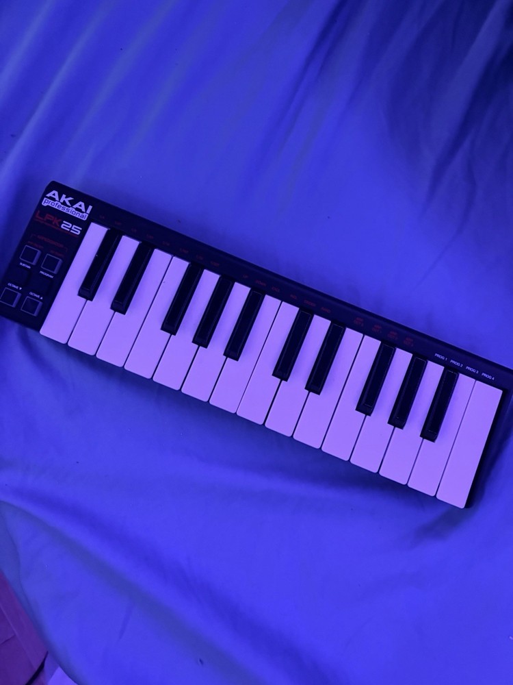 Akai LPK25 USB MIDI Keyboard Controller 25 Keys USB Compatible Digital USB Out